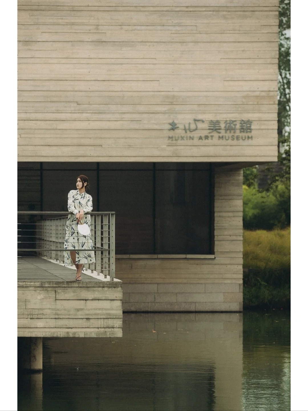 与门头合影