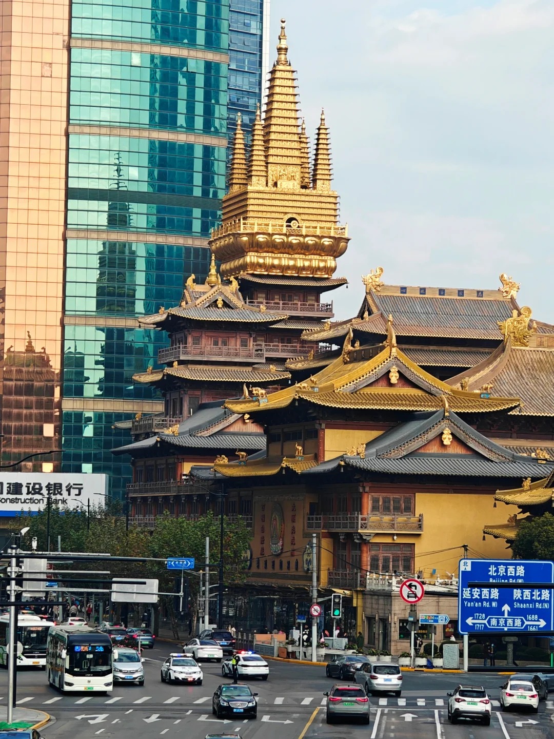 正南200米左右天桥就是打卡机位
